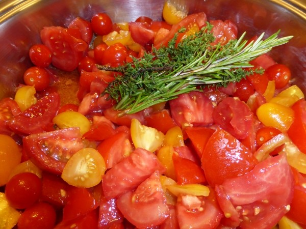 Nicht mit der Kochzeit geizen, denn je länger die reifen Tomaten kochen, desto dickflüssiger und aromatischer wird der eigene Tomatenketchup.
