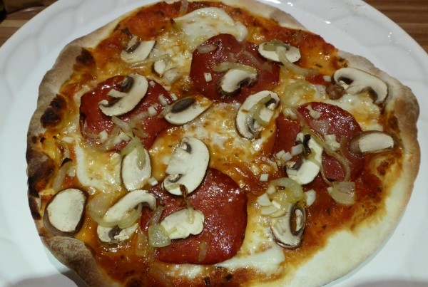Pizza selber machen Rezept wie beim Italiener, gebacken auf Schamottestein