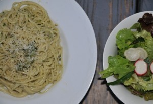 Pesto selber machen: Rezept für das ganze Jahr. Im Frühjahr startet man mit wundervollem Bärlauch, dann kommt die Basilikumsaison. Und danach? Wie wäre es etwa mit Ruccola oder Feldsalat.