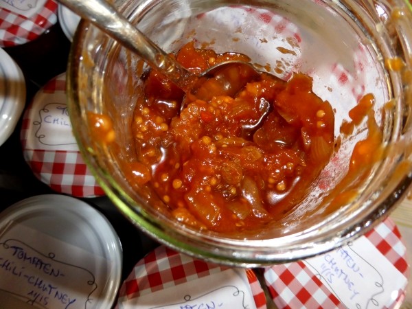 So lecker: Tomaten einkochen als Tomaten-Chili-Chutney