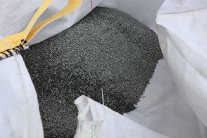 Holzterrasse selber bauen: Splitt als Unterlage