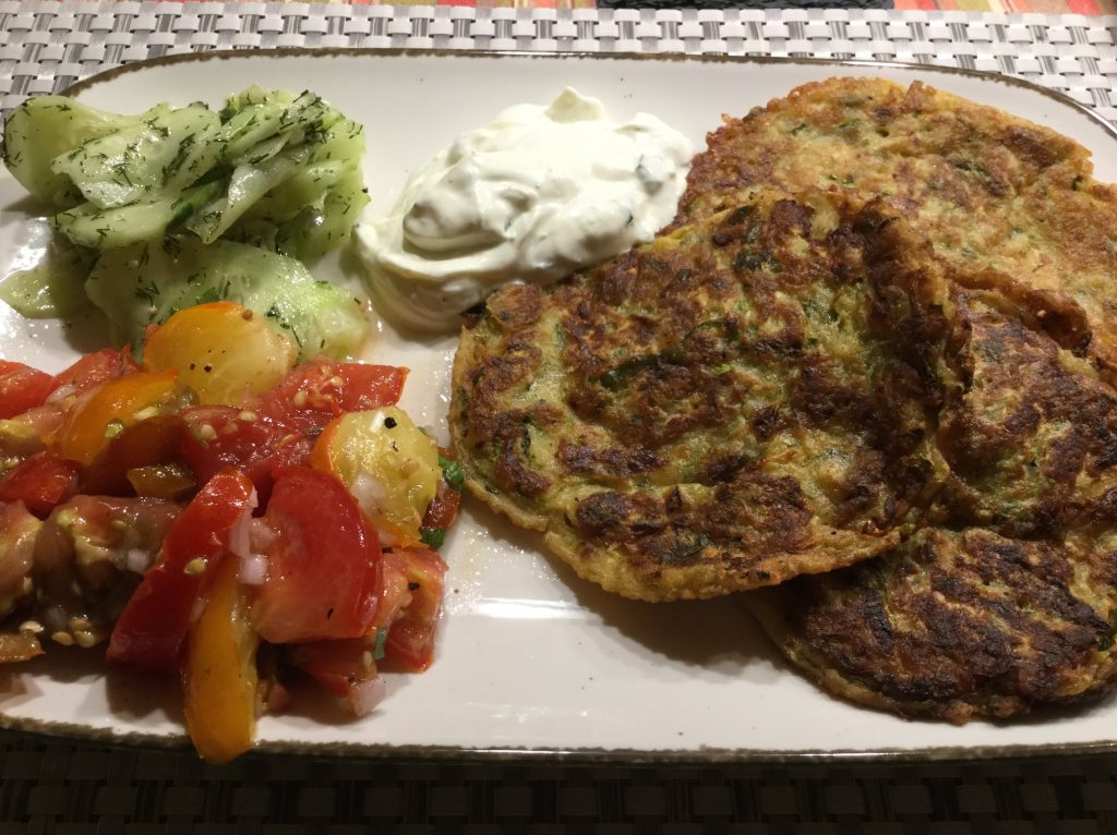 Herrlich leicht: Zuchinipuffer-Rezept mit Limetten-Basilikum-Dip ... Herrlich leicht: Zuchinipuffer-Rezept mit Limetten-Basilikum-Dip ...