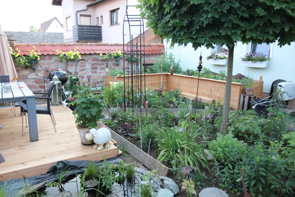 Garten neu anlegen, Terrasse und Hochbeet selber bauen reduziert Kosten