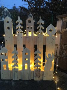 DIY Paletten Upcycling für beleuchtete Weihnachts Dekoration