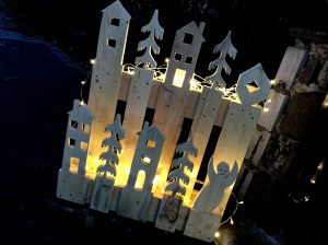 Paletten Upcycling beleuchtete Deko für Haus und Garten zu Weihnachten