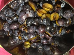 Einkochen: Rezept für Pflaumen oder Zwetschgen süß sauer