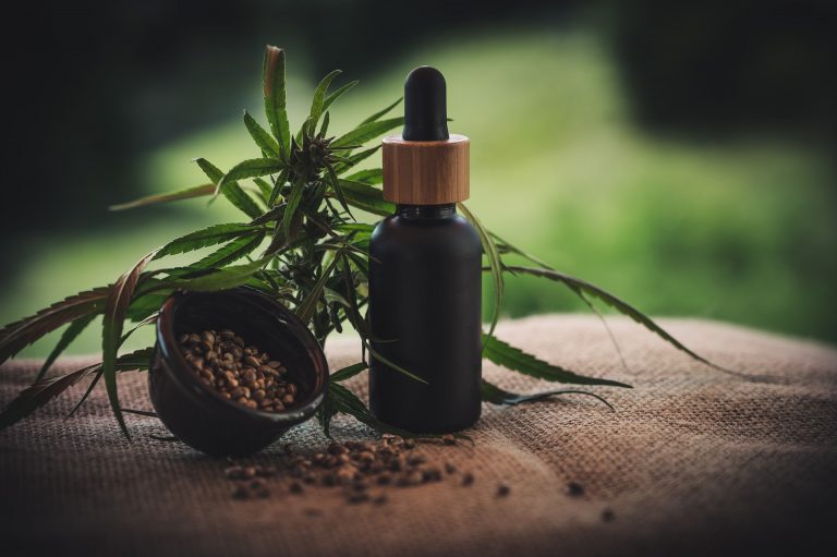 CBD Öl hilft bei vielen Krankheiten und Symptomen wie Angststörungen, Stress, chronischen